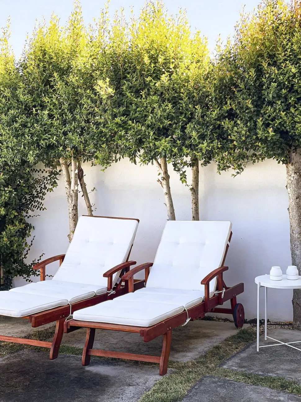 Gartenliege Akazienholz Dunkelbraun Auflage Cremeweis Rollbar Toscana
