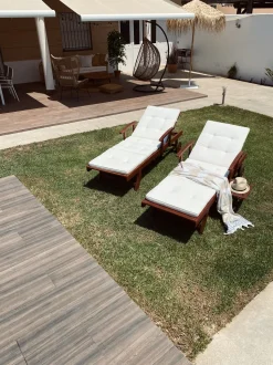 Gartenliege Akazienholz Dunkelbraun Auflage Cremeweis Rollbar Toscana