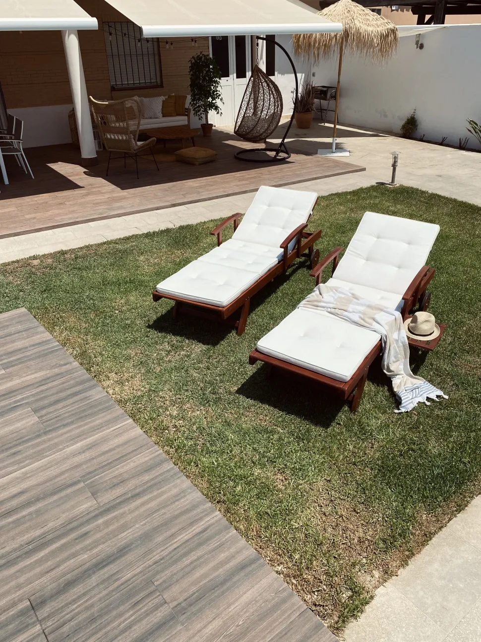 Gartenliege Akazienholz Dunkelbraun Auflage Cremeweis Rollbar Toscana