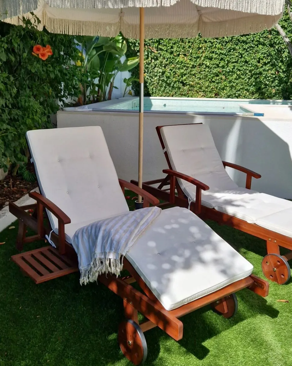 Gartenliege Akazienholz Dunkelbraun Auflage Cremeweis Rollbar Toscana