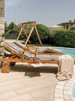 Gartenliege Akazienholz Hellbraun Auflage Dunkelblau-Beige Gestreift Rollbar Java