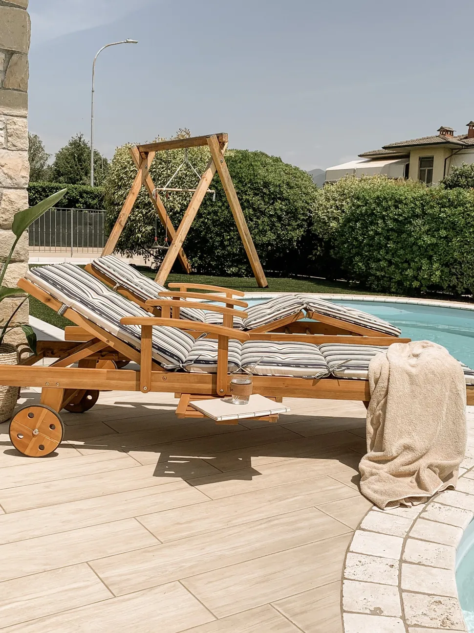 Gartenliege Akazienholz Hellbraun Auflage Dunkelblau-Beige Gestreift Rollbar Java