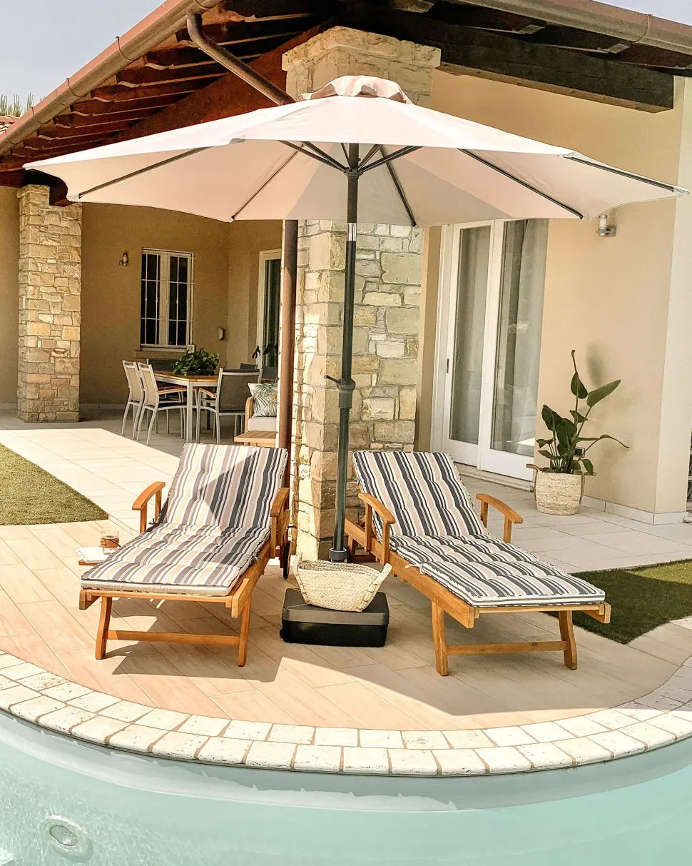 Gartenliege Akazienholz Hellbraun Auflage Dunkelblau-Beige Gestreift Rollbar Java