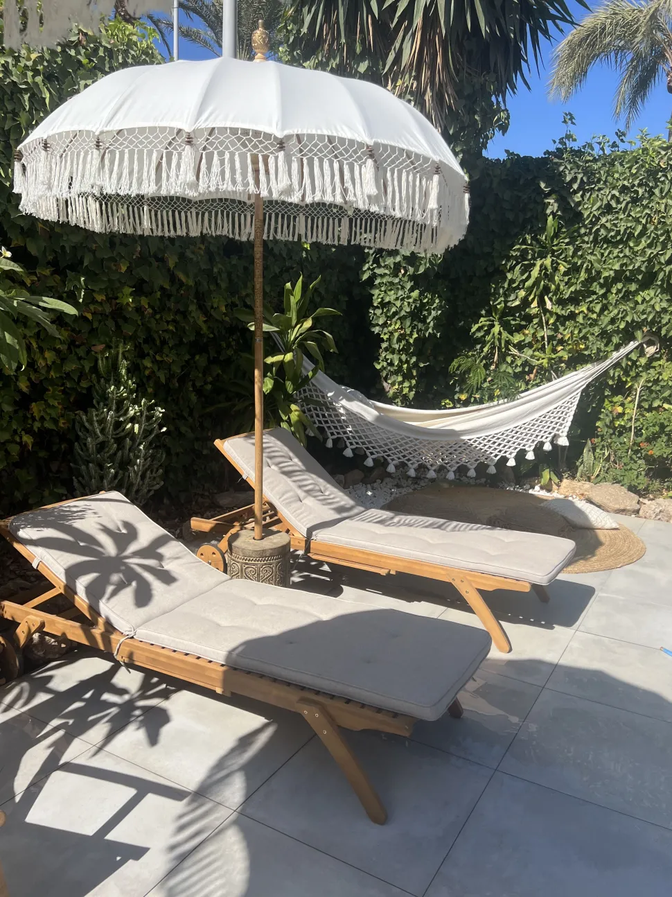 Gartenliege Akazienholz Hellbraun Auflage Grau-Beige Rollbar Java