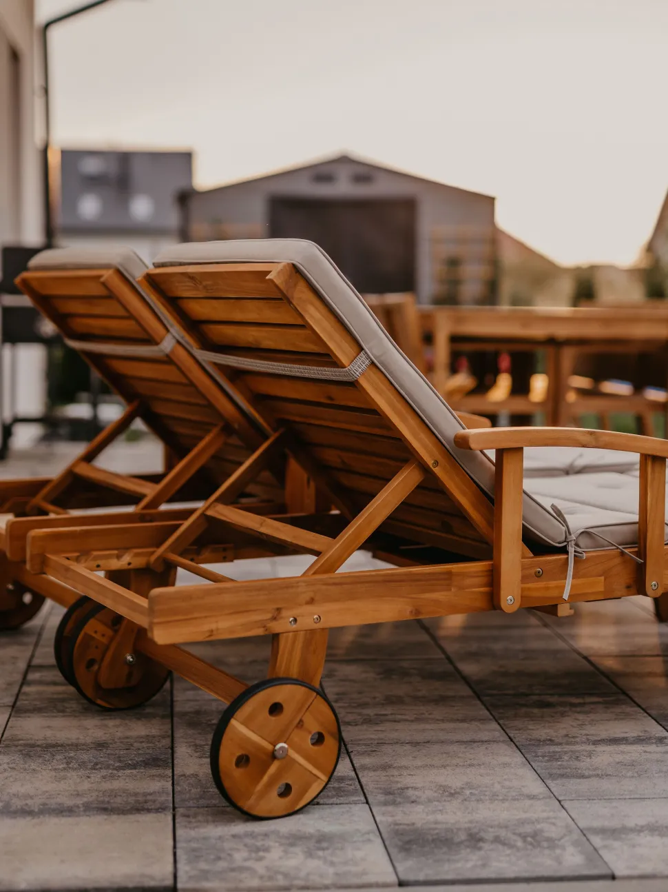 Gartenliege Akazienholz Hellbraun Auflage Grau-Beige Rollbar Java