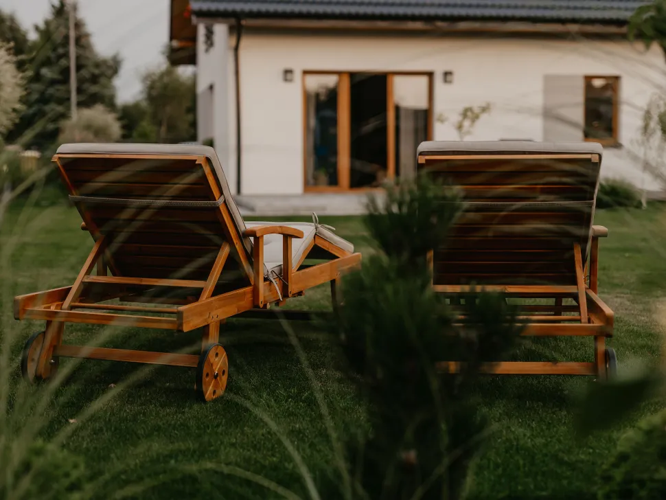 Gartenliege Akazienholz Hellbraun Auflage Grau-Beige Rollbar Java