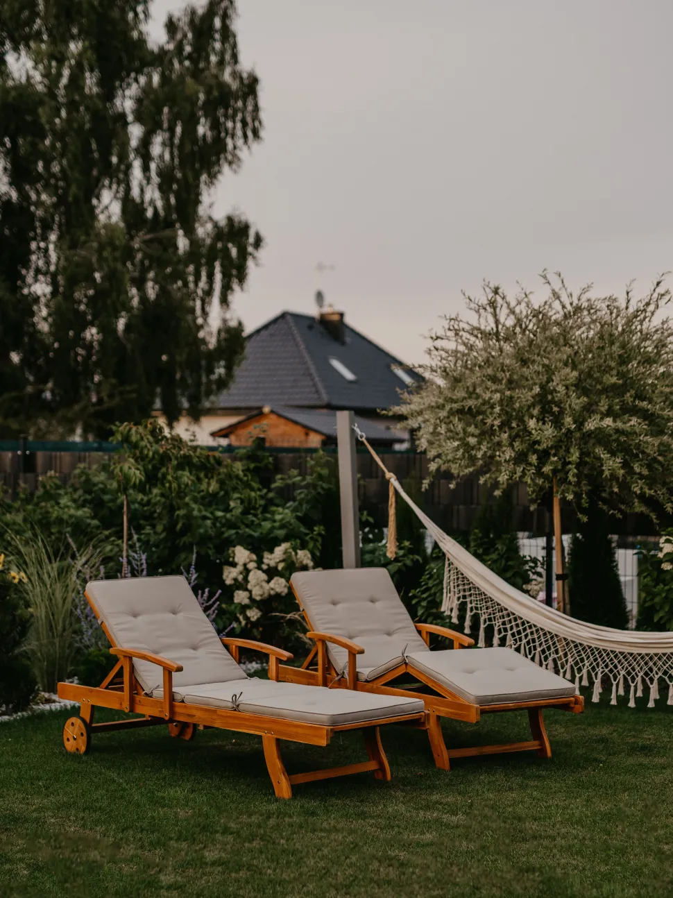 Gartenliege Akazienholz Hellbraun Auflage Grau-Beige Rollbar Java