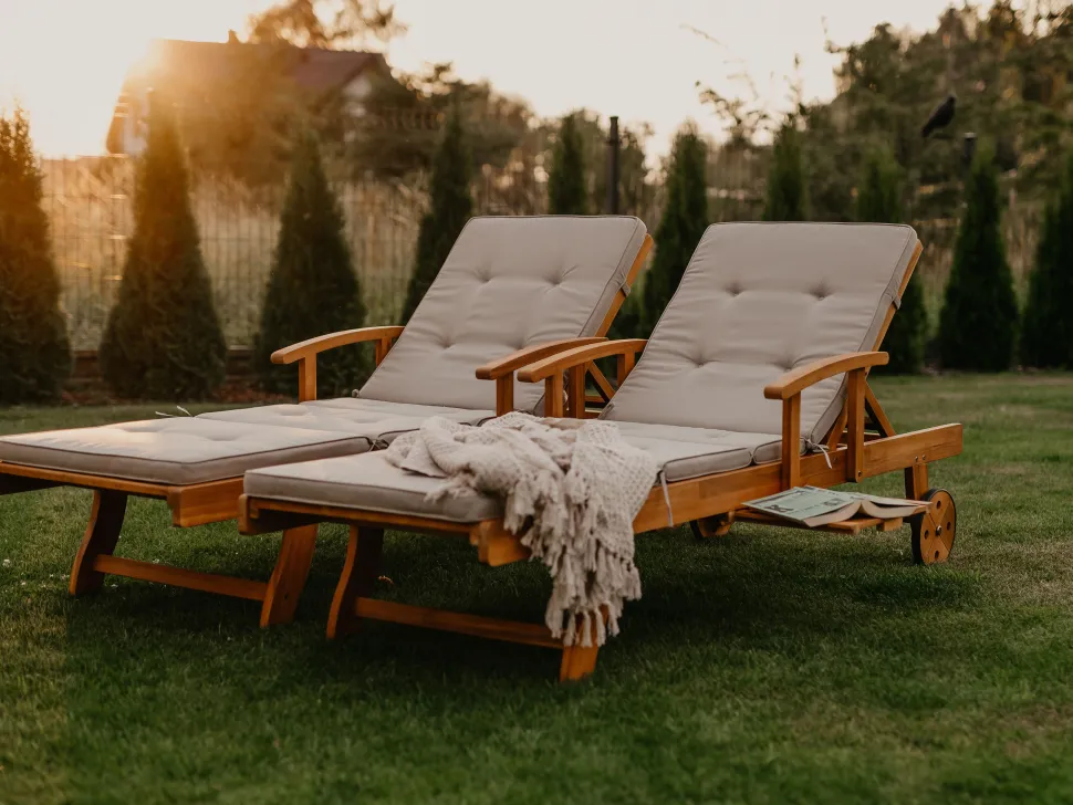 Gartenliege Akazienholz Hellbraun Auflage Grau-Beige Rollbar Java