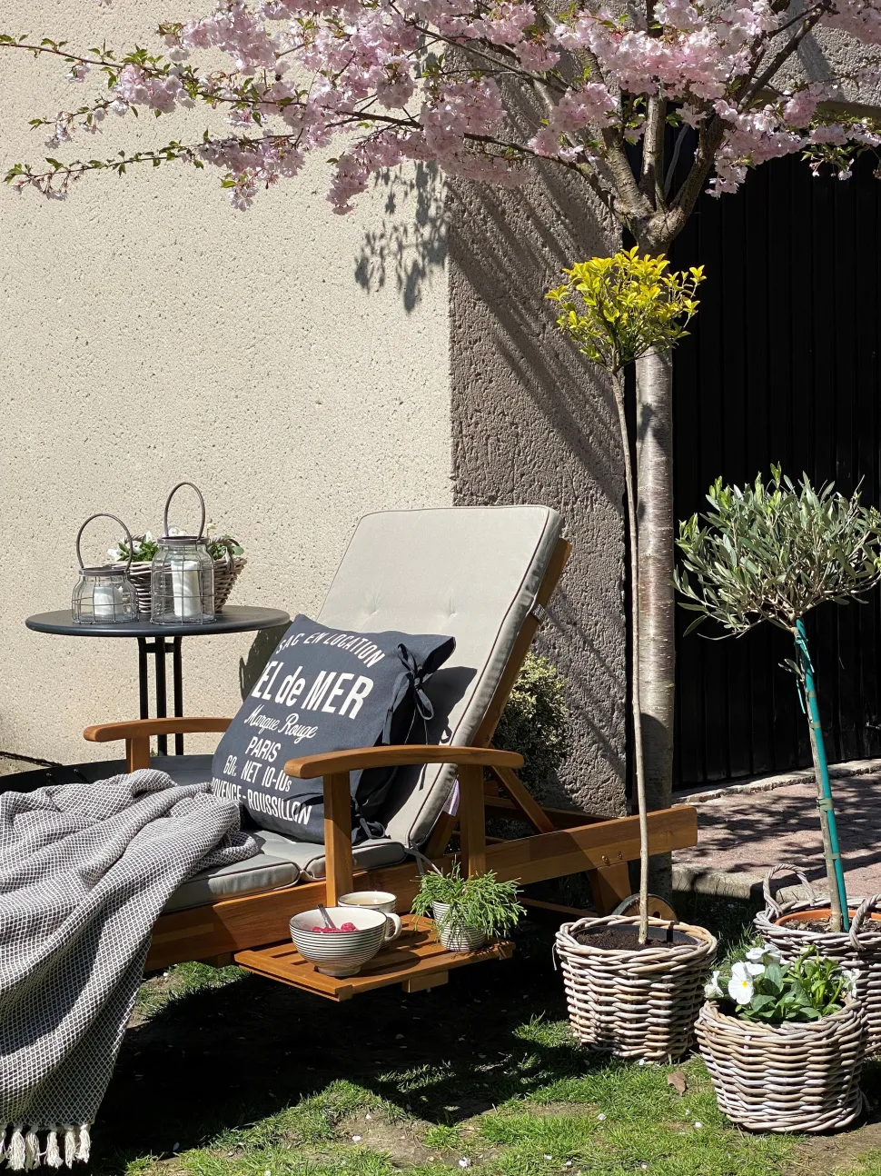 Gartenliege Akazienholz Hellbraun Auflage Grau-Beige Rollbar Java