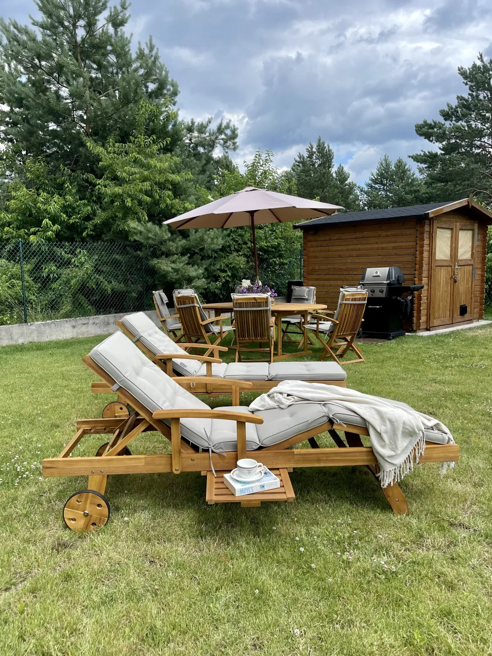 Gartenliege Akazienholz Hellbraun Auflage Grau-Beige Rollbar Java