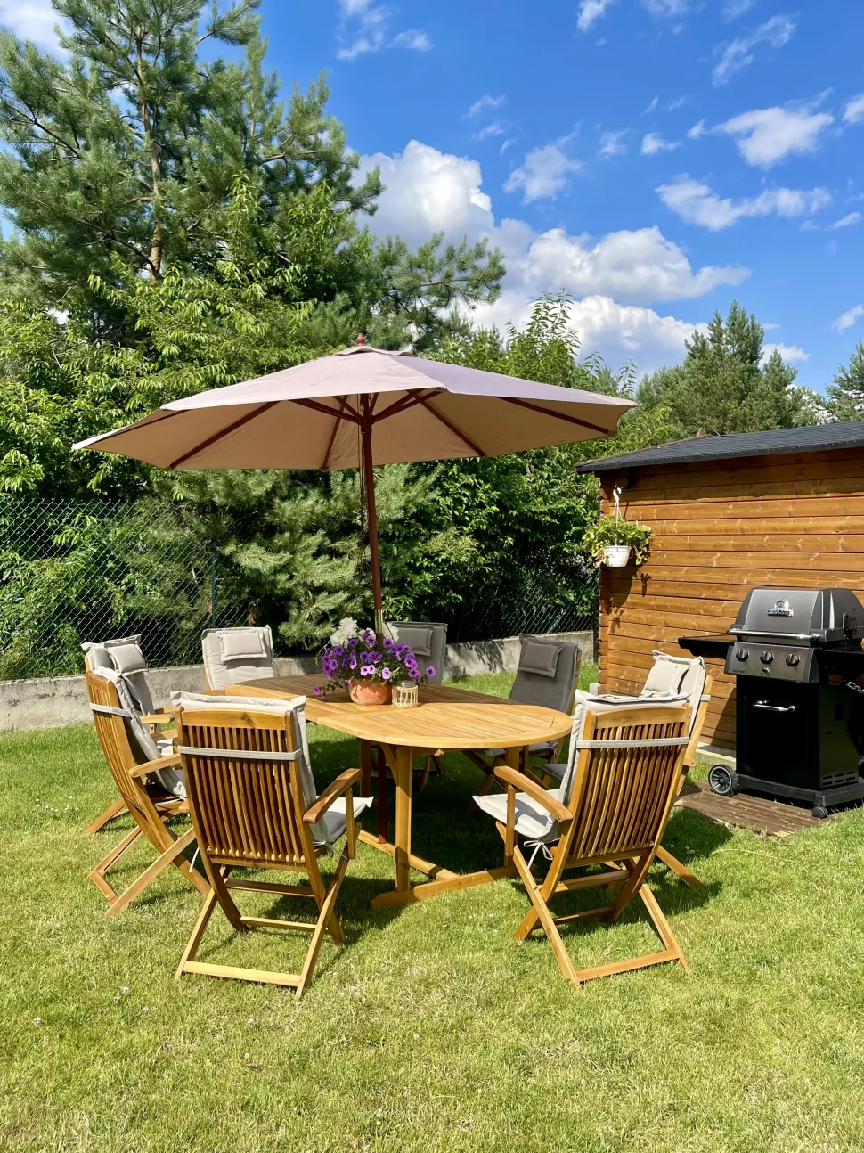 Gartenset Akazienholz Hellbraun 8-Sitzer Auflagen Grau-Beige Sonnenschirm Maui