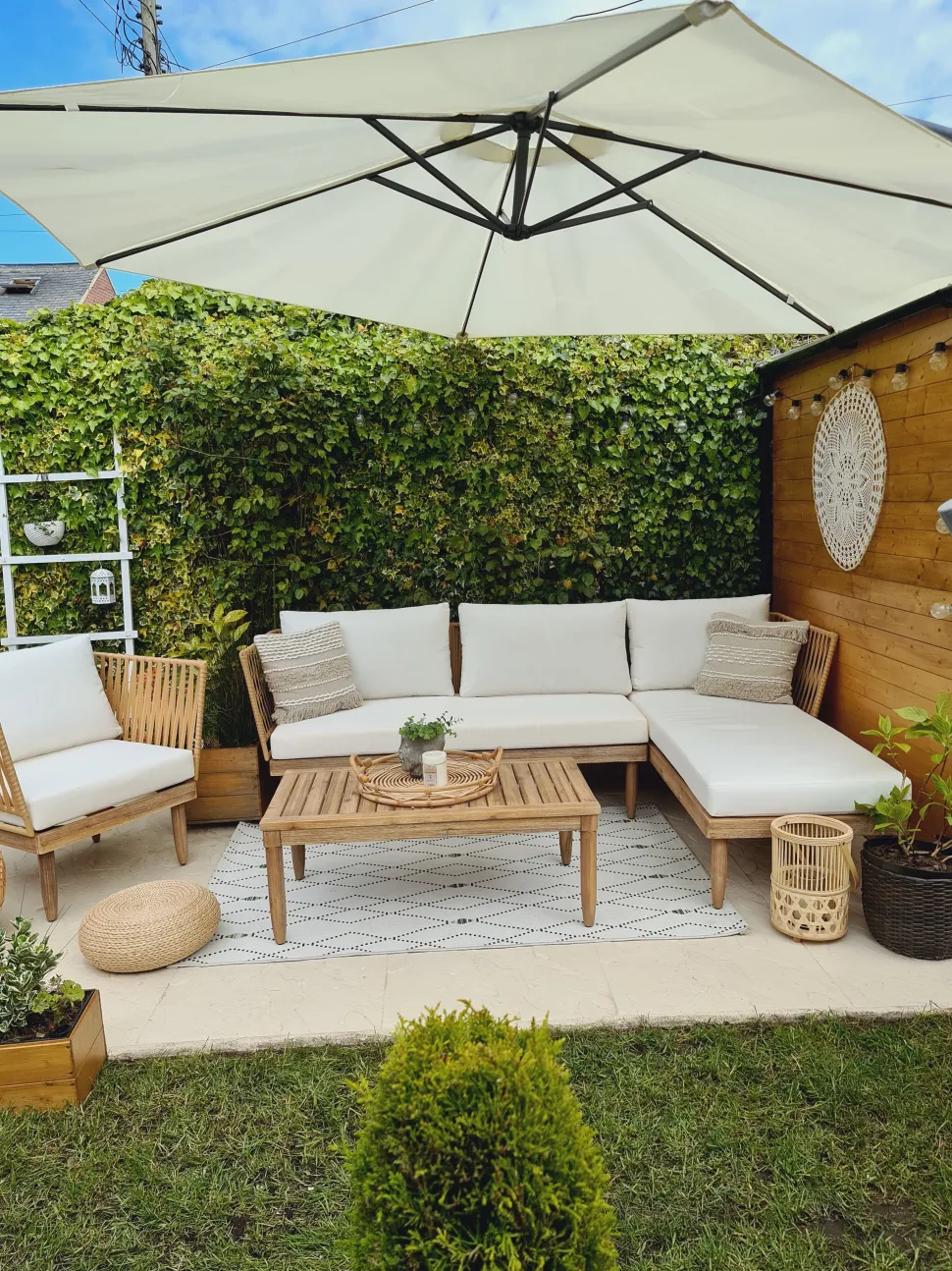 Lounge Set Akazienholz Hellbraun 4-Sitzer Auflagen Cremeweis Cremona