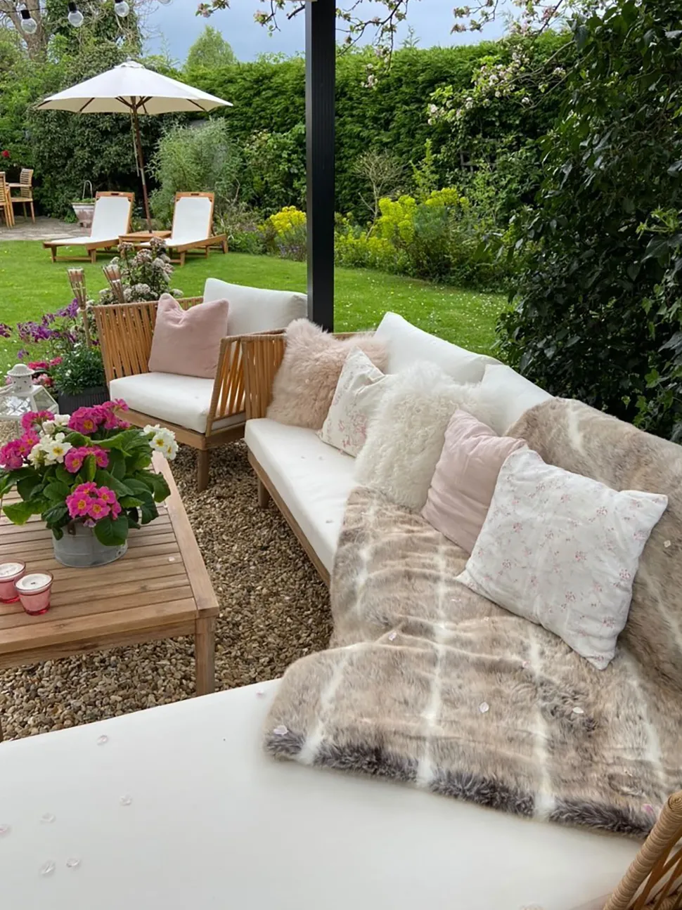 Lounge Set Akazienholz Hellbraun 4-Sitzer Auflagen Cremeweis Cremona