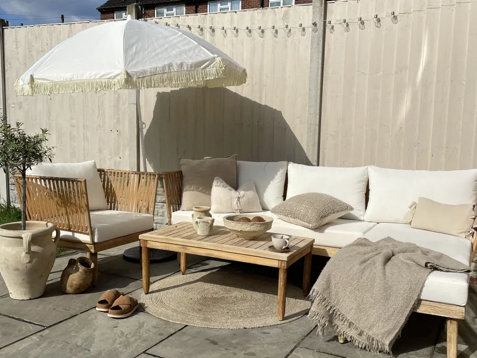 Lounge Set Akazienholz Hellbraun 4-Sitzer Auflagen Cremeweis Cremona