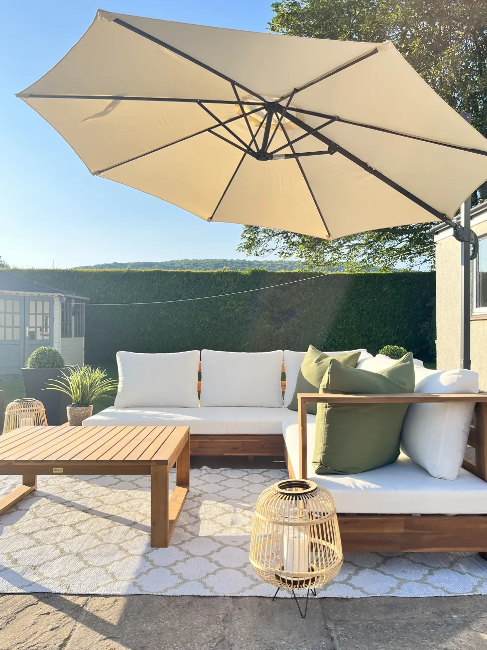 Lounge Set Akazienholz Hellbraun 5-Sitzer Auflagen Linksseitig Cremeweis Marettimo